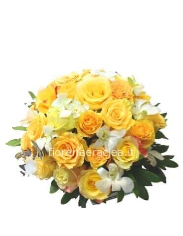 Composizione di fiori freschi per centrotavola piccolo