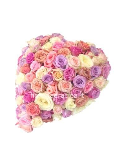 Composizione a forma di cuore con rose di colori assortiti diametro 30 cm